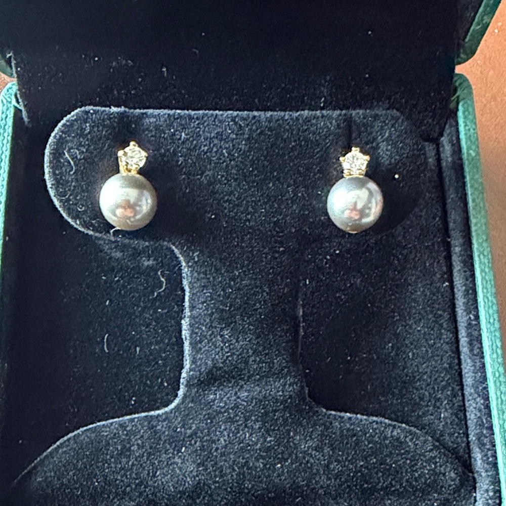 Diamond and Gold Crown Black Pearl Stud Earrings - Elegant Women's Jewelry